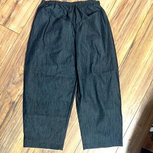 Woman’s Black Ten-Day Delivery Elastic waist Denim short cut pants. Size 42Eu